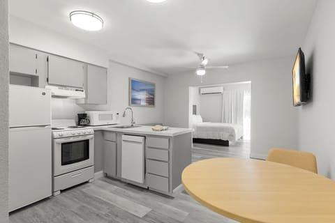 Deluxe Condo | Private kitchen | Fridge, microwave, oven, stovetop