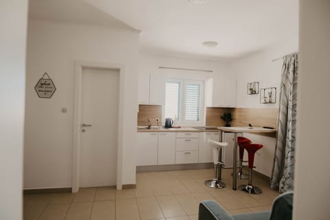 Deluxe Apartment, Sea View (4) | Living area | 80-cm flat-screen TV with satellite channels, TV, table tennis