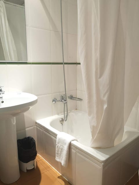 Combined shower/tub, towels