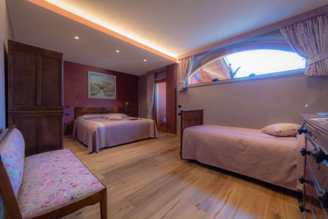 Triple Room | Individually decorated, individually furnished, soundproofing