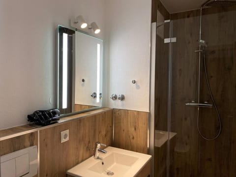 Quadruple Room | Bathroom | Shower, free toiletries, hair dryer, towels