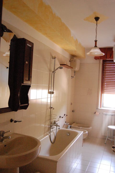 Quadruple Room | Bathroom | Shower, hair dryer, bidet, towels