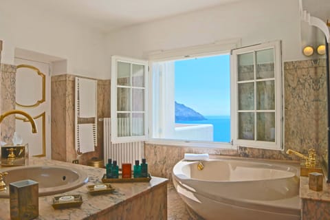 Honeymoon Suite, 1 Queen Bed, Sea View (New York Suite) | Bathroom | Shower, designer toiletries, hair dryer, slippers