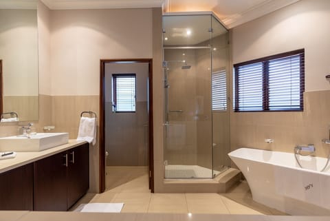 Deluxe Room, 1 Queen Bed (2 (16)) | Bathroom | Separate tub and shower, free toiletries, hair dryer, bathrobes