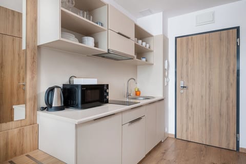 Deluxe Studio Suite | Private kitchenette | Mini-fridge, microwave