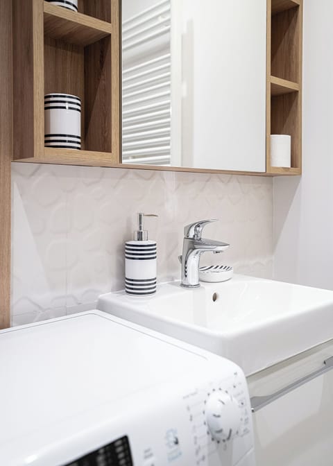 City Studio Suite | Bathroom | Shower, hair dryer, towels, soap