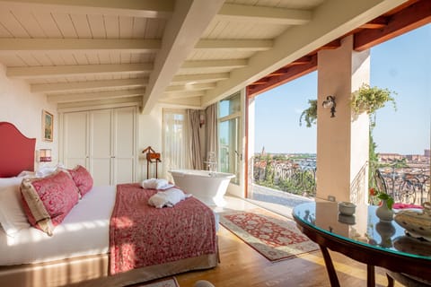 Luxury Suite, City View | Egyptian cotton sheets, premium bedding, down comforters