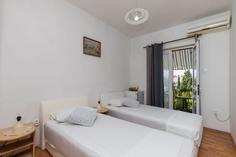 Twin Room (Twin Room with Shared Bathroom) | 4 bedrooms, iron/ironing board, free WiFi, bed sheets