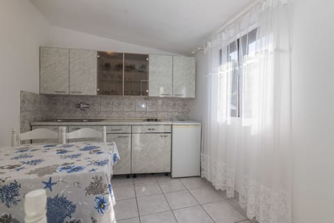 Apartment (A3) | Private kitchen | Fridge, stovetop, toaster, cookware/dishes/utensils