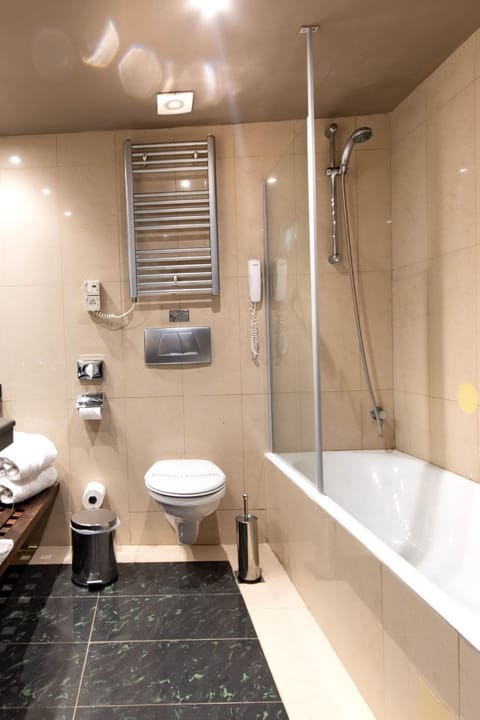 Classic Double Room, Courtyard View | Bathroom | Bathtub, free toiletries, hair dryer, towels