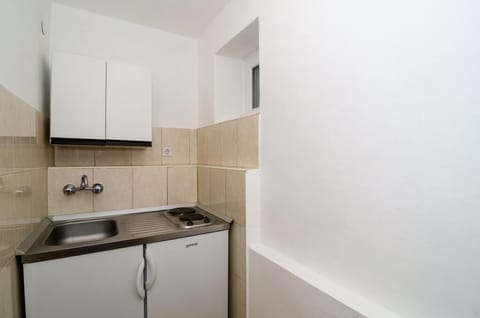 Studio (Studio with Terrace and Sea View) | Private kitchenette | Fridge, stovetop, cookware/dishes/utensils