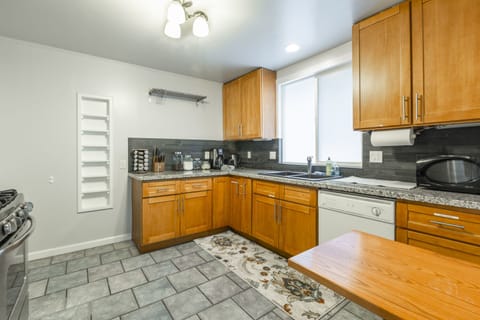 Business Duplex | Private kitchen | Fridge, microwave, stovetop, coffee/tea maker