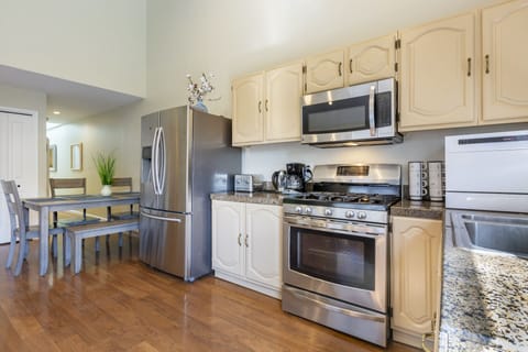 Family Duplex | Private kitchen | Fridge, microwave, oven, stovetop