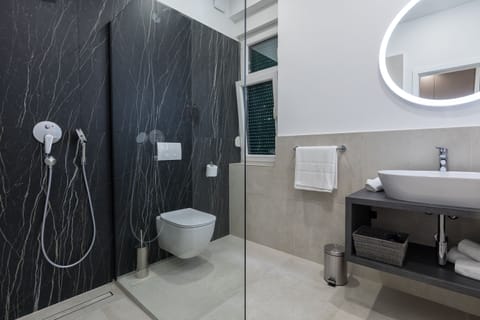 Luxury Double Room, Park View (4) | Bathroom | Shower, rainfall showerhead, designer toiletries, hair dryer