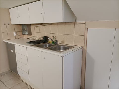 Mini-fridge, microwave, oven, stovetop