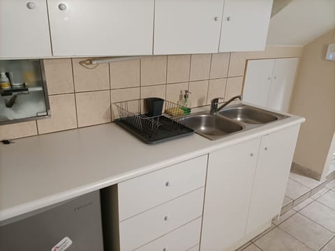 Mini-fridge, microwave, oven, stovetop