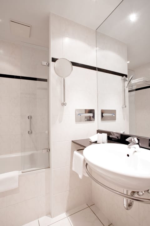 Combined shower/tub, hair dryer, towels