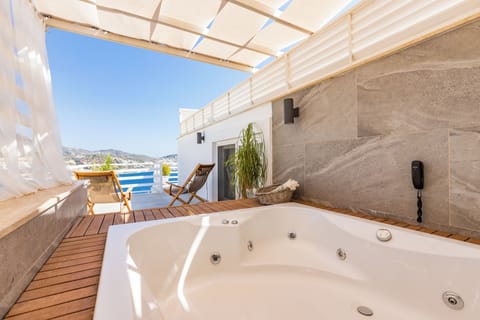 Penthouse Room, Jetted Tub, Sea View | Jetted tub