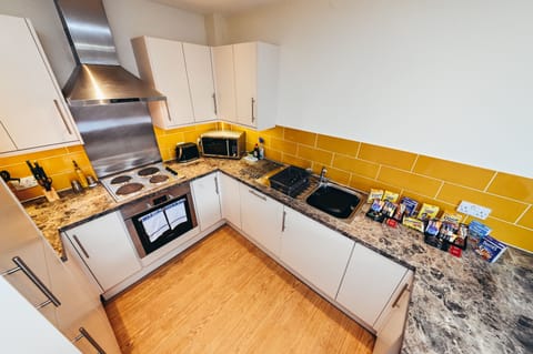 City Apartment | Private kitchen | Full-size fridge, microwave, oven, stovetop