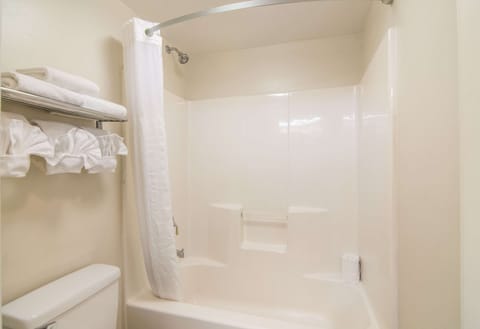 Combined shower/tub, free toiletries, hair dryer, towels