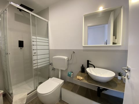 Economy Double Room | Bathroom | Shower, free toiletries, towels, toilet paper