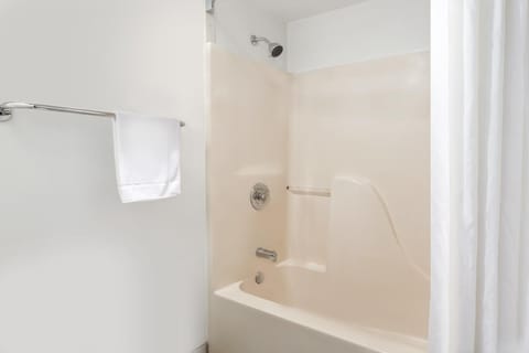 Standard Room, 1 Double Bed, Accessible, Smoking | Bathroom shower