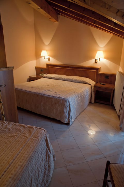 Triple Room | In-room safe, desk, cribs/infant beds, free WiFi