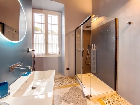 Junior Suite, 1 King Bed, Non Smoking, Sea View | Bathroom shower