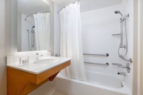 Combined shower/tub, free toiletries, hair dryer, towels