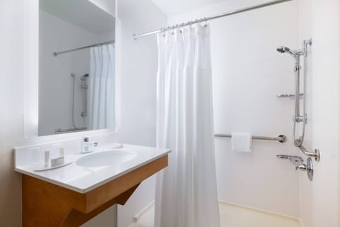 Combined shower/tub, free toiletries, hair dryer, towels