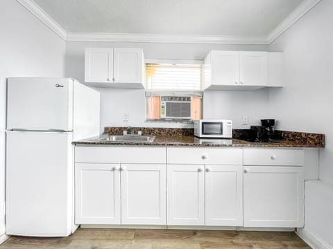 Junior Suite | Private kitchen | Microwave, coffee/tea maker, cookware/dishes/utensils