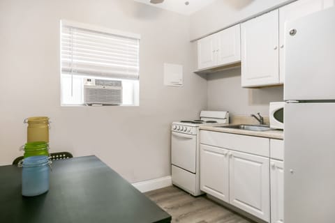 Superior Room, 1 King Bed | Private kitchen | Microwave, coffee/tea maker, cookware/dishes/utensils