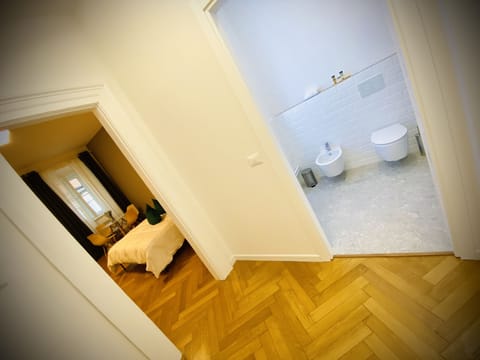 Deluxe Room | Bathroom | Shower, designer toiletries, hair dryer, bidet