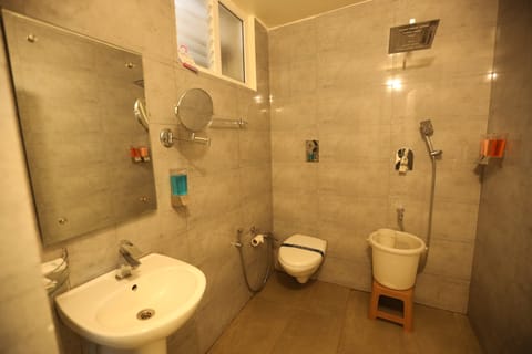 Superior Studio | Bathroom | Free toiletries, hair dryer, slippers, towels