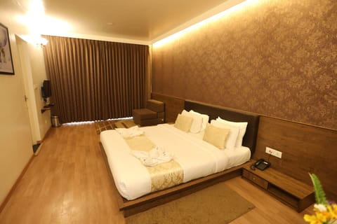 Elite Room | 3 bedrooms, hypo-allergenic bedding, blackout drapes, iron/ironing board