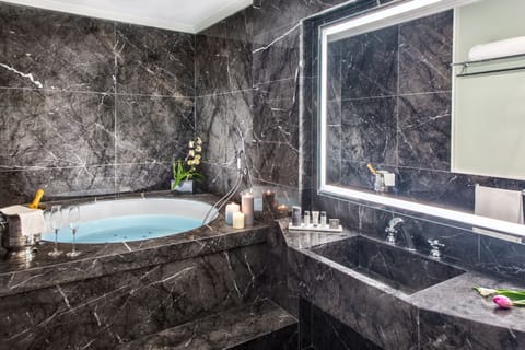 Suite | Private spa tub