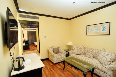 Executive Suite, 1 Bedroom, Sea View | Minibar, in-room safe, desk, blackout drapes