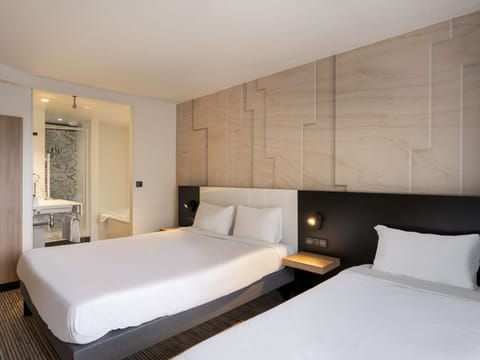 Triple Room, Non Smoking | Desk, free WiFi, bed sheets