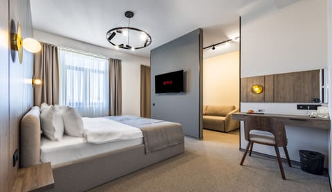 Senior Suite, 1 King Bed, Non Smoking | Hypo-allergenic bedding, minibar, in-room safe, desk