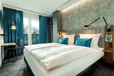 Desk, soundproofing, free WiFi, bed sheets