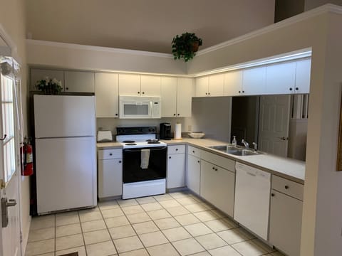 Berry Suite | Private kitchen | Full-size fridge, microwave, coffee/tea maker, cookware/dishes/utensils