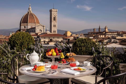 Alfresco dining, open daily