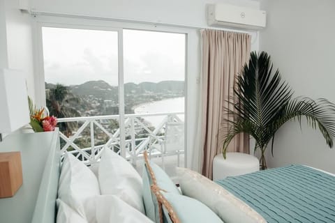 Double Room, 1 Queen Bed, Non Smoking, Sea View | Individually decorated, individually furnished, desk, laptop workspace