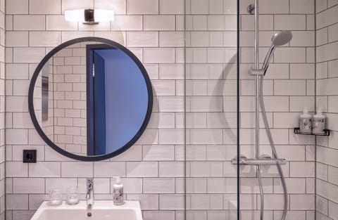 Urban Basic | Bathroom | Shower, rainfall showerhead, hair dryer, towels