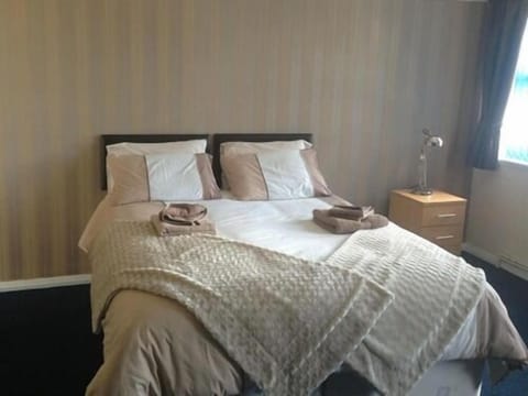 Double or Twin Room, Shared Bathroom (Super)