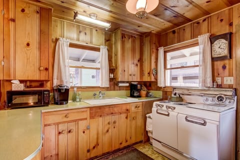 Cabin, 2 Bedrooms | Private kitchen | Fridge, oven, coffee/tea maker, cookware/dishes/utensils