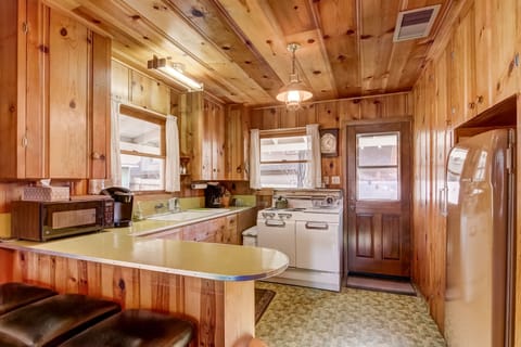 Cabin, 2 Bedrooms | Private kitchen | Fridge, oven, coffee/tea maker, cookware/dishes/utensils