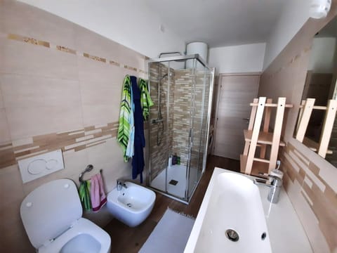 Apartment, 2 Bedrooms | Bathroom | Shower, rainfall showerhead, free toiletries, hair dryer