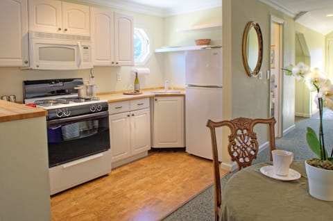 Premium Suite, 1 King Bed, Kitchen (Turner Loft, 3rd Floor Walk-up) | Private kitchen | Fridge, microwave, oven, stovetop