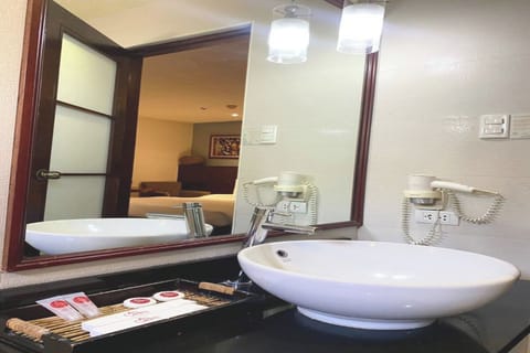 Family Studio Suite | Bathroom | Free toiletries, hair dryer, bidet, towels